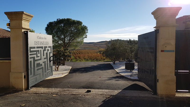 Vue entrée Chateau des Estanilles vignes Grand vin AOP Faugères